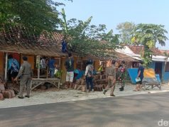 Warga Lamongan bongkar 9 warung remang-remang penyedia miras dan wanita seksi