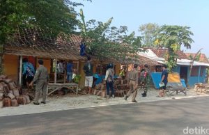 Warga Lamongan bongkar 9 warung remang-remang penyedia miras dan wanita seksi