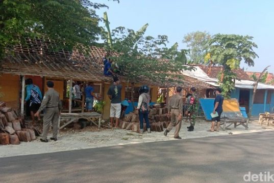 Warga Lamongan bongkar 9 warung remang-remang penyedia miras dan wanita seksi