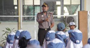 Dorong bela negara, polisi aktif terlibat upacara di sekolah