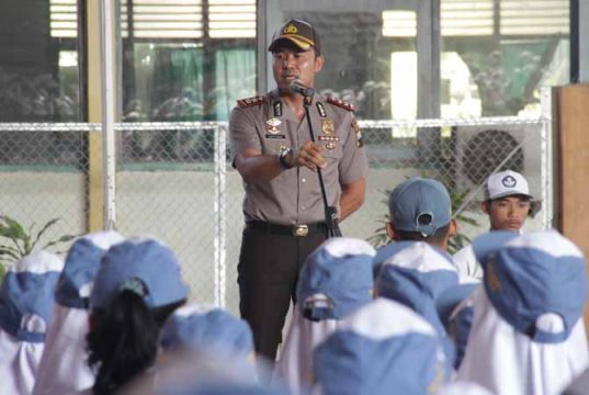Dorong bela negara, polisi aktif terlibat upacara di sekolah