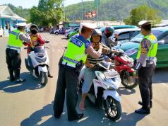 Sosialisasi keamanan berkendara sebagai fungsi Polri dalam mengayomi masyarakat