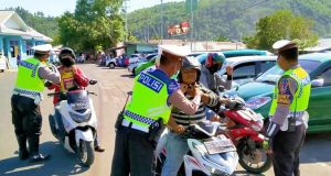 Sosialisasi keamanan berkendara sebagai fungsi Polri dalam mengayomi masyarakat