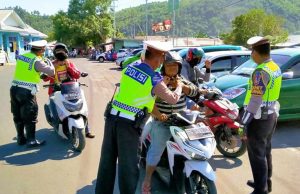 Sosialisasi keamanan berkendara sebagai fungsi Polri dalam mengayomi masyarakat