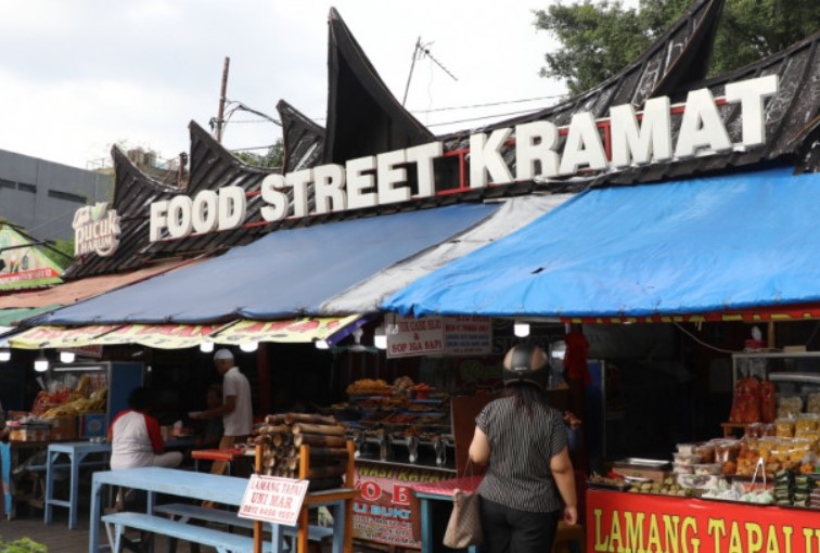 Pasar Takjil Jalan Kramat Raya
