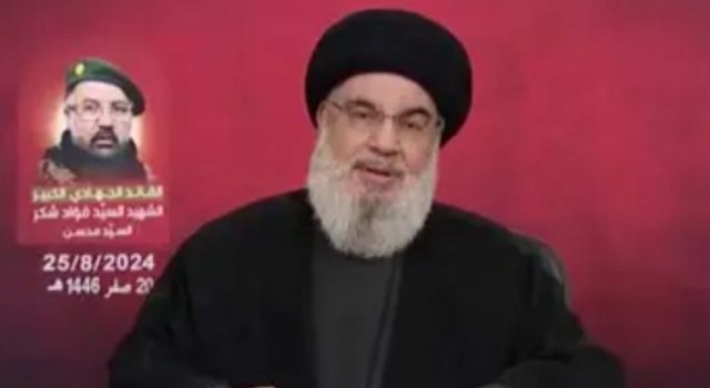 Pemimpin Hizbullah Hassan Nasrallah memberikan pidato di televisi, dalam tangkapan layar yang diambil dari video selebaran yang diperoleh pada 25 Agustus 2024. (Via Reuters)