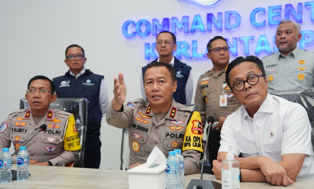 Kakorlantas Polri dan Wamen BUMN melakukan kunjungan ke Command Center KM 29 PJR Korlantas Polri di Tol Jakarta-Cikampek, Jumat (27/12/2023)